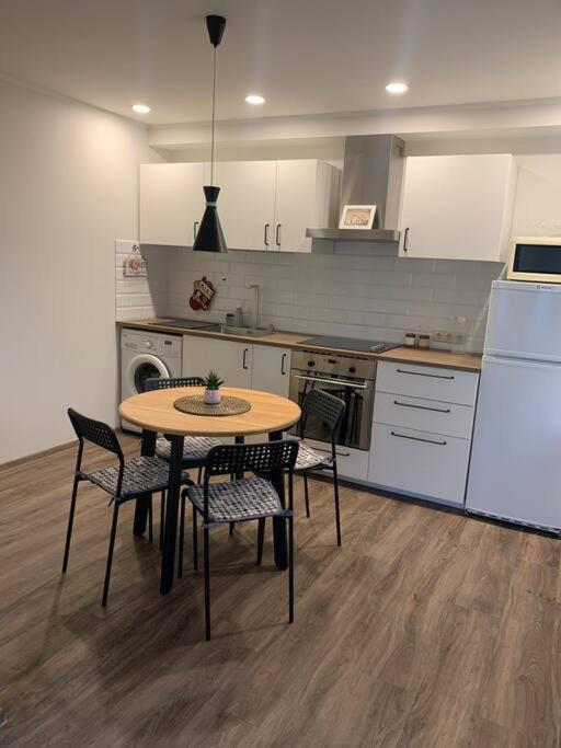 Cozy Apartment In Karmėlava Buitenkant foto